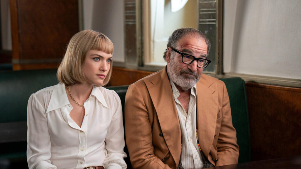 Violett Beane e Mandy Patinkin in una scena di Morte e altri dettagli, tra le Serie Tv deludenti del 2024