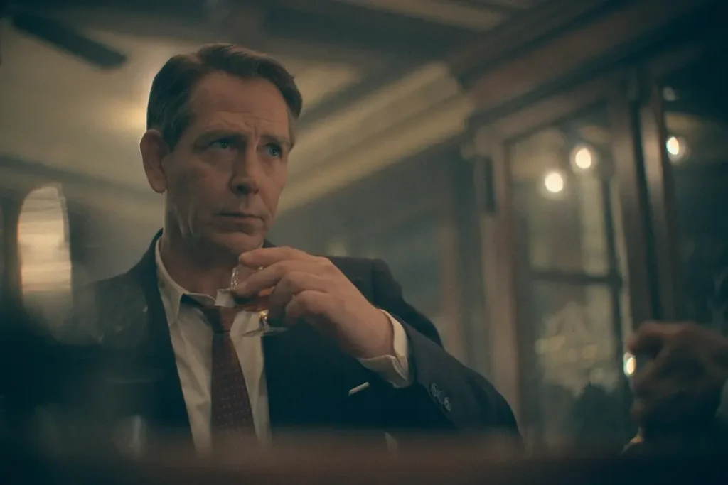 Ben Mendelsohn in una scena di The New Look, tra le Serie Tv da vedere uscite nel 2024