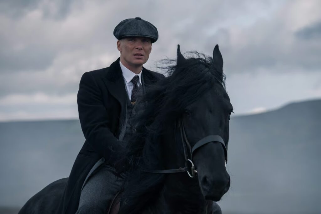 Cillian Murphy a cavallo in una scena del film