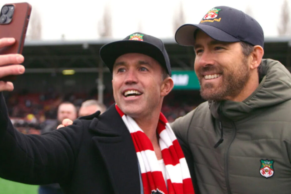 Ryan Reynolds e Rob McElhenney in una scena di Welcome to Wrexham