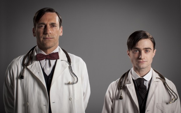 Jon Hamm e Daniel Radcliffe nella locandina di Appunti di un giovane medico