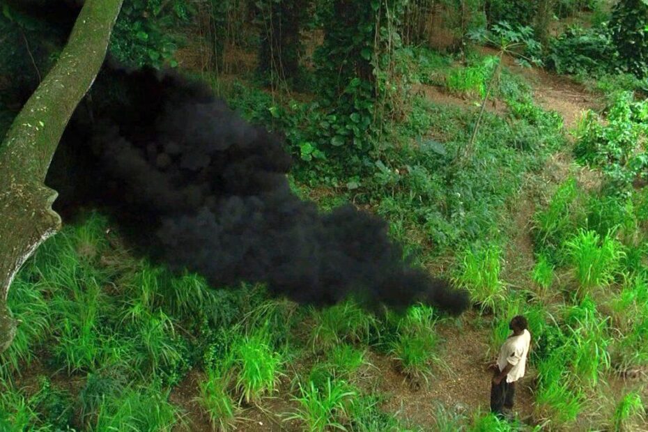 una scena con il fumo nero e Mr Eko in Lost