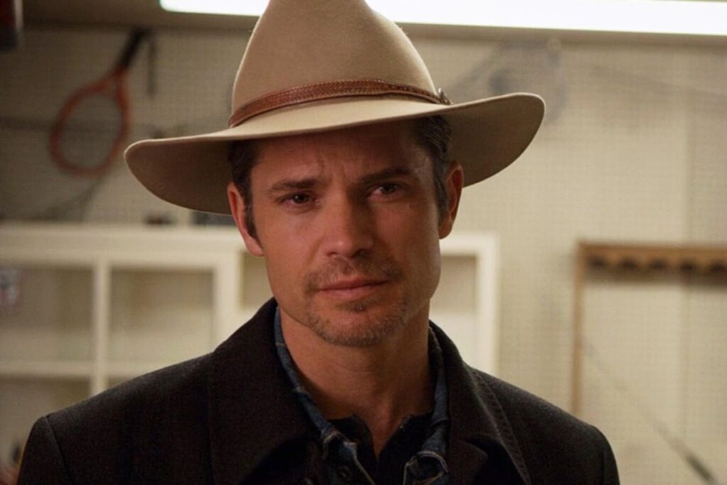 Timothy Olyphant in una scena di Justified, tra le Serie Tv da vedere 