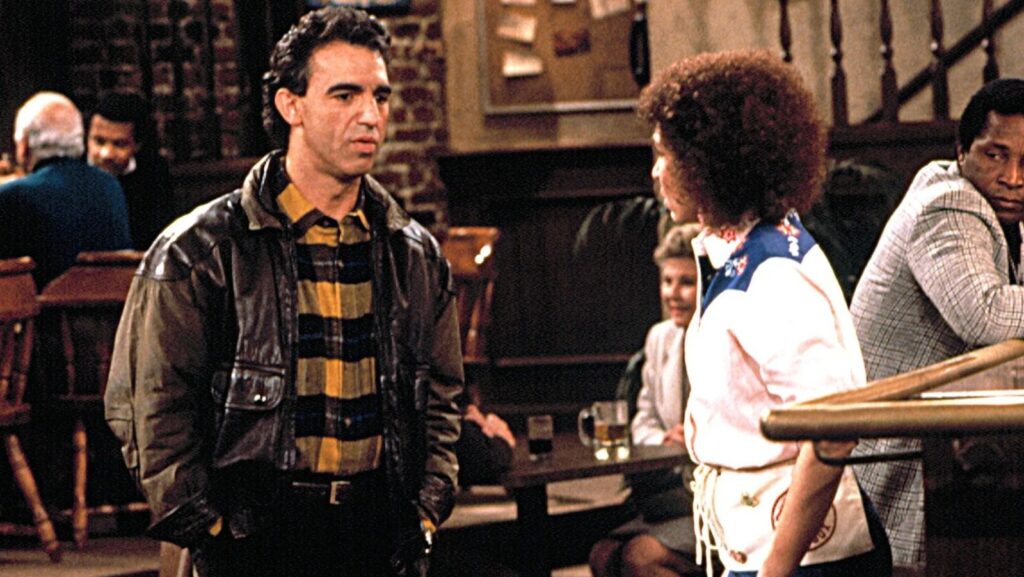 Jay Thomas in una scena di Cheers 