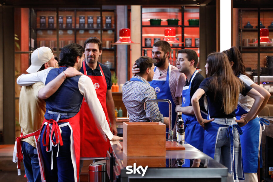 La brigata rossa e la brigata blu in una scena della nuova puntata di MasterChef 14