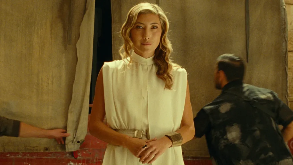 Dichen Lachman in una scena della soap opra australiana Neighbours