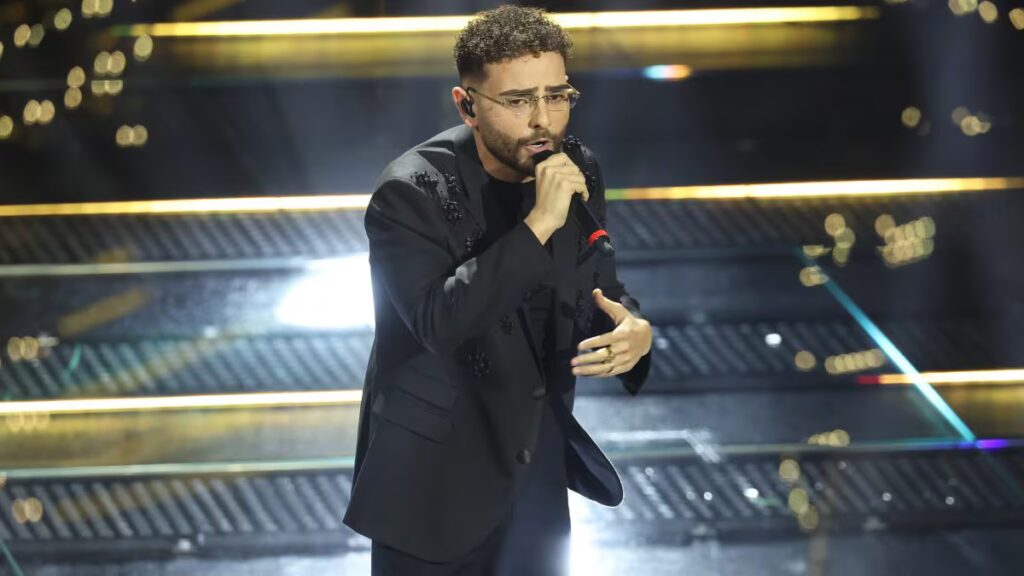 Rocco Hunt si esibisce a Sanremo 2025 - Credits: Rai Uno