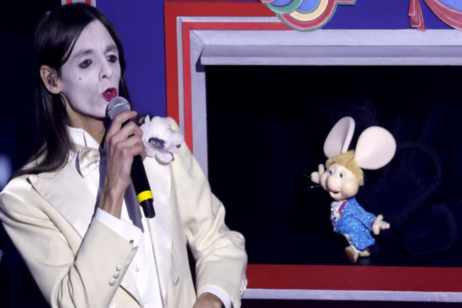 Lucio Corsi canta con Topo Gigio a Sanremo