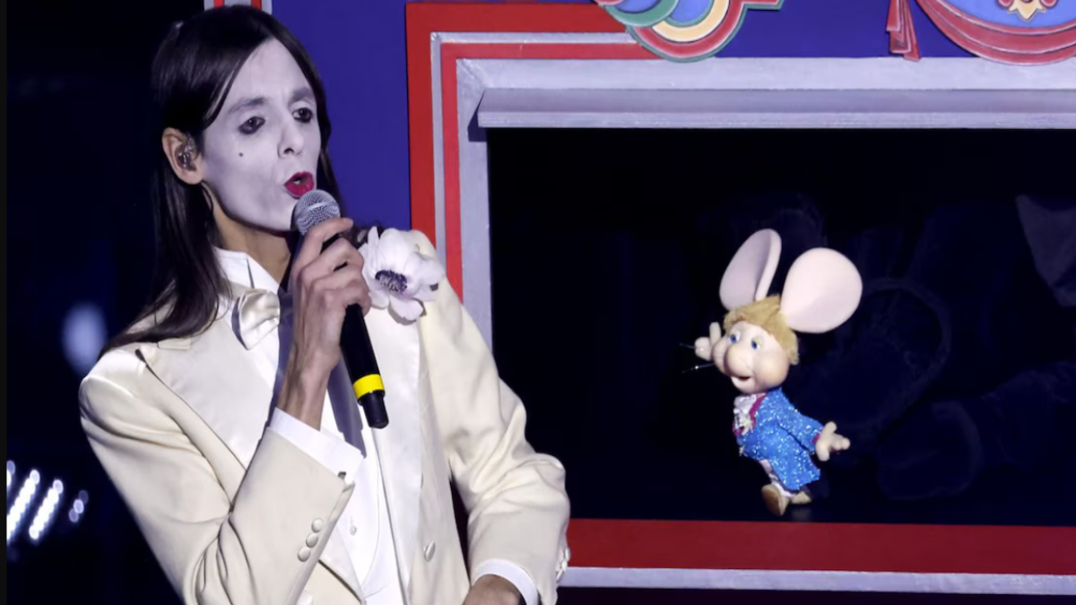 Lucio Corsi canta con Topo Gigio a Sanremo