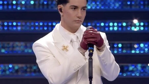 Tony Effe alla prima puntata di Sanremo 2025 - Credits: Rai Uno