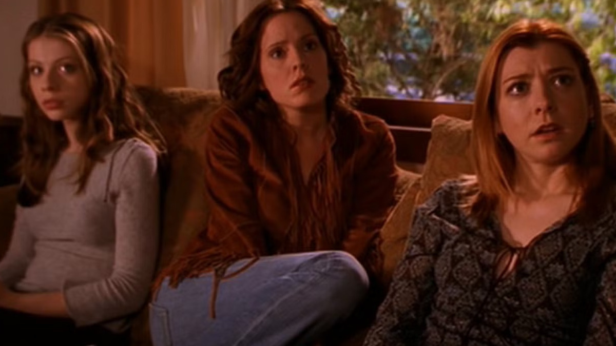 Michelle Trachtenberg, Emma Caulfield e Allison Hannigan in una scena di Buffy l'ammazzavampiri