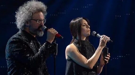 Simone Cristicchi e Amara alla serata duetti di Sanremo 2025 - Credits: Rai Uno