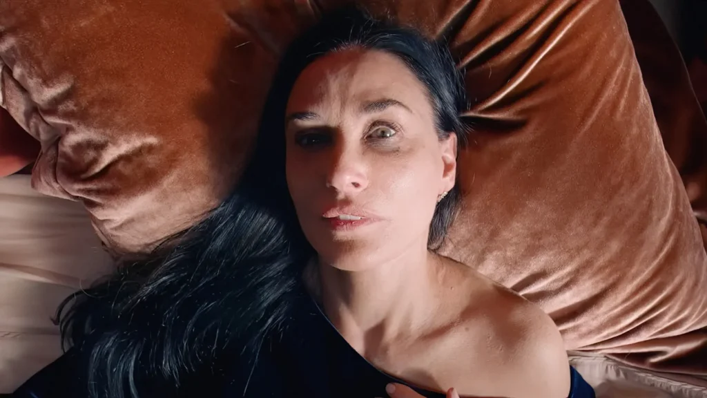 Demi Moore in una scena di The Substance, tra i film candidati agli Oscar 2025