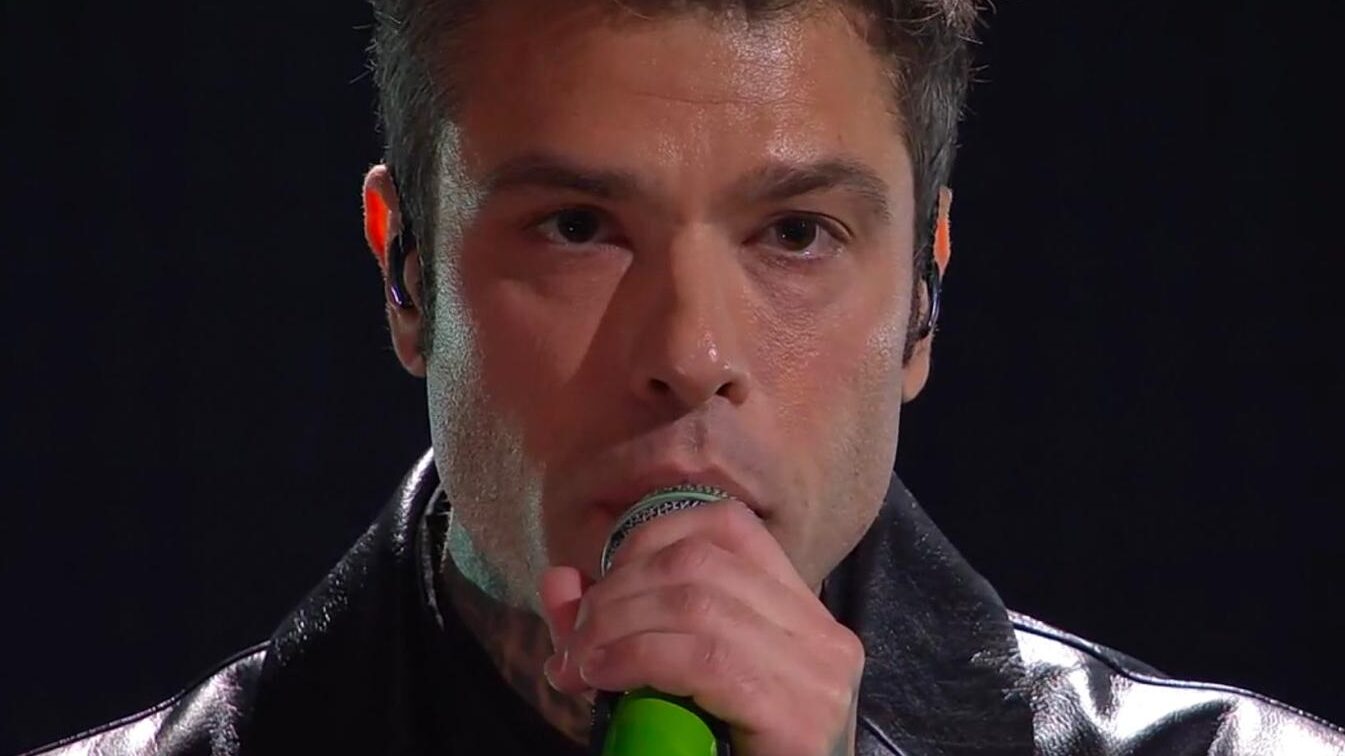 Fedez alla serata duetti di Sanremo 2025 - Credits: Rai Uno