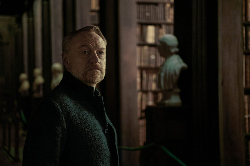 Jared Harris in una scena di Fondazione, tra le migliori Serie Tv Apple TV+