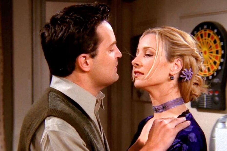 Chandler e Phoebe in una delle scene più iconiche di Friends