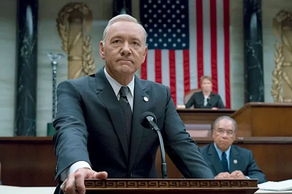 Kevin Spacey è Francis Underwood in una scena di House of Cards, tra le serie tv criticate e amate di più dal pubblico