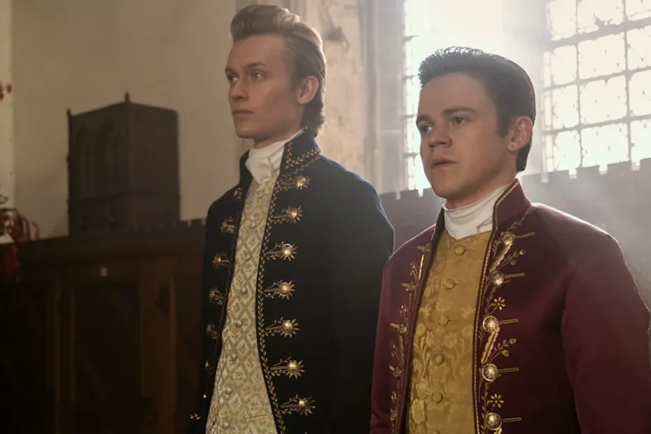 Freddie Dennis e Sam Clemmet sono Reynolds e Brimsley in una scena di Queen Charlotte, prequel di Bridgerton