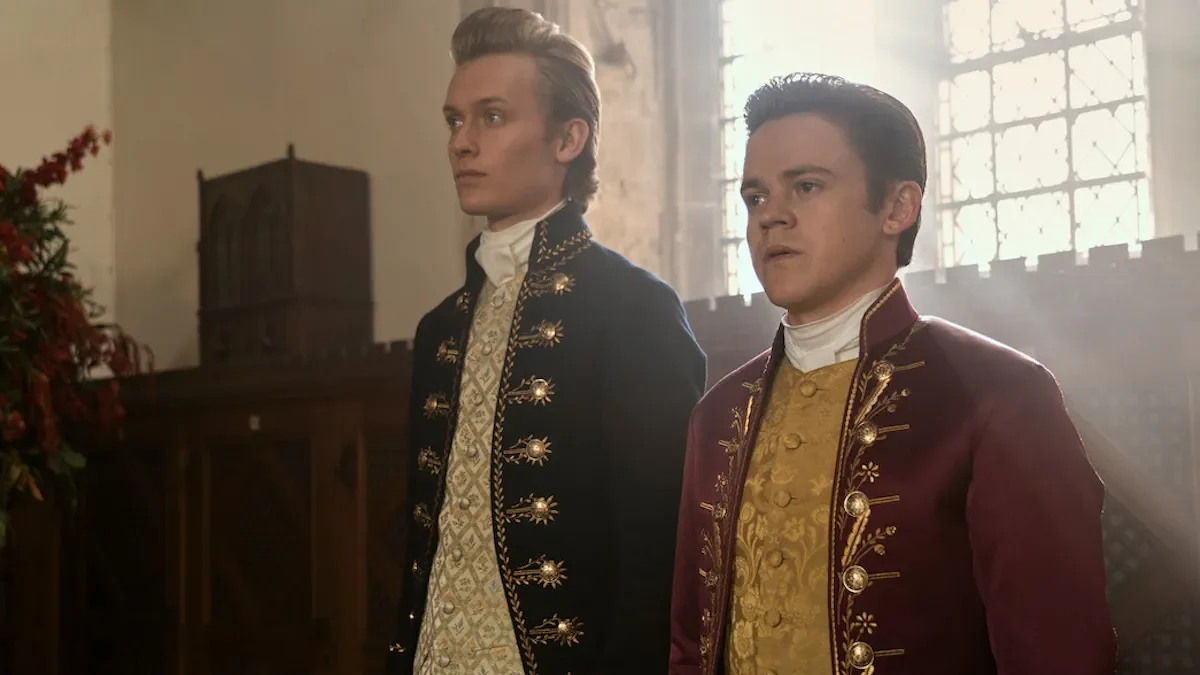 Freddie Dennis e Sam Clemmet sono Reynolds e Brimsley in una scena di Queen Charlotte, prequel di Bridgerton