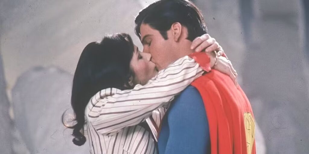 Clark Kent che bacia Lois Lane nel film Superman