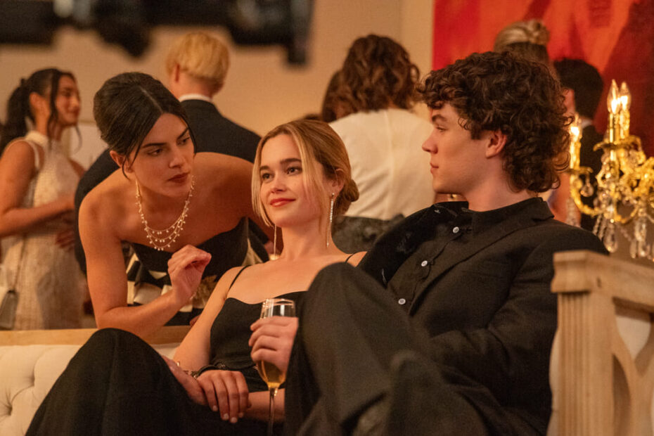 Cece (Sara Silva), Caroline (Sarah Catherine Hook) e Lucien (Zac Burgess) in una scena di Cruel Intentions