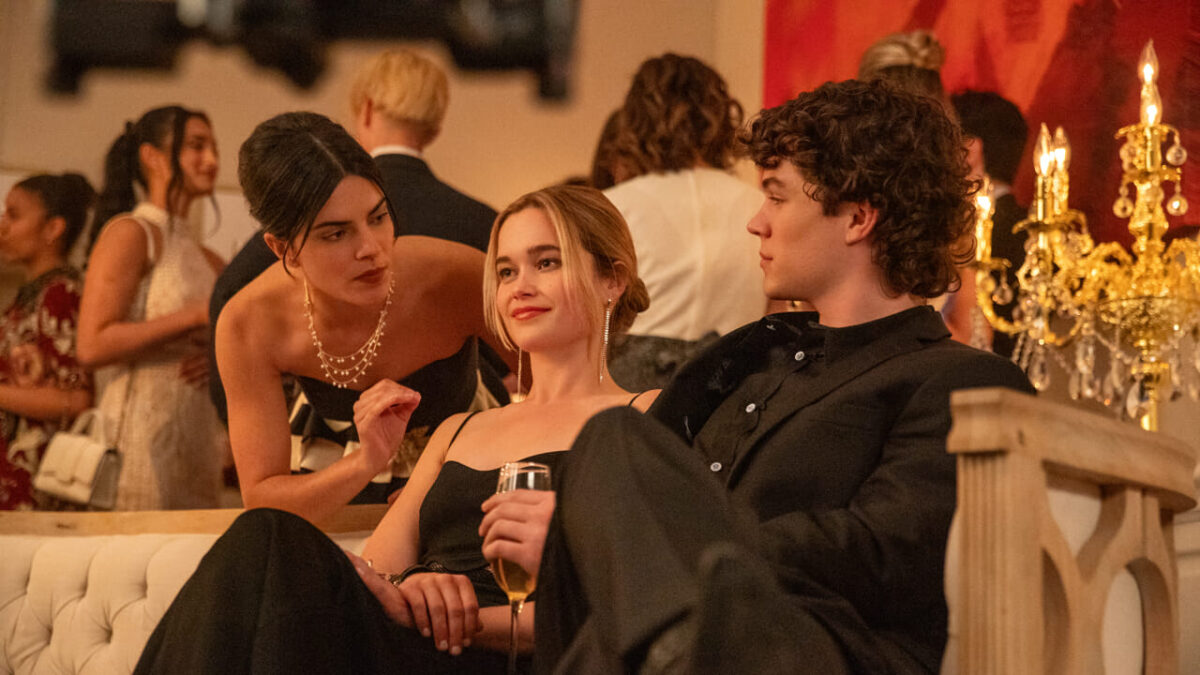 Cece (Sara Silva), Caroline (Sarah Catherine Hook) e Lucien (Zac Burgess) in una scena di Cruel Intentions