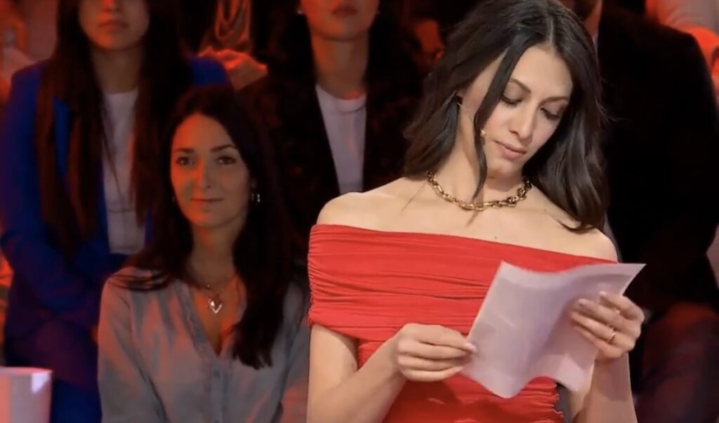 Deborah Lettieri durante la prima puntata di Amici di Maria de Filippi