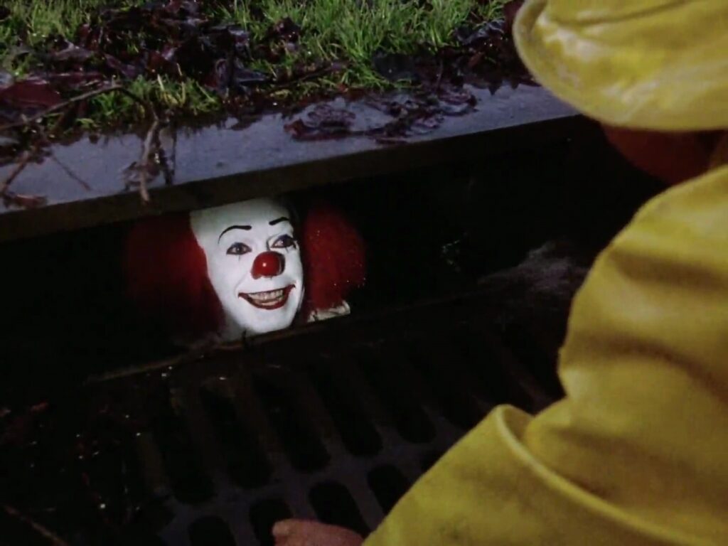 IT il pagliaccio in una scena di IT, tra i migliori film horror da vedere 