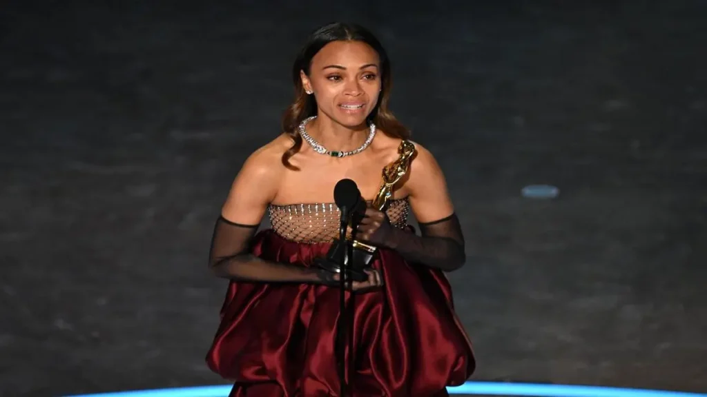 Il meraviglioso discorso agli Oscar (che ha commosso la platea) di Zoe Saldana: «Questo è per mia nonna»