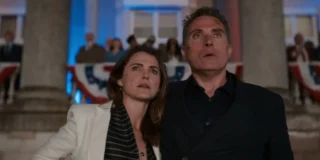 Kate e Hal osservano i fuochi d'artificio del 4 luglio, giorno dell'Indipendenza in The Diplomat 2, tra le Migliori Serie Tv da vedere su Netflix dell'ultimo periodo