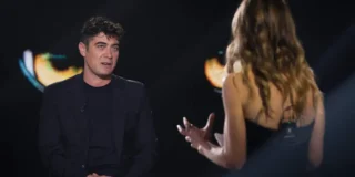 Una foto di Riccardo Scamarcio a Belve