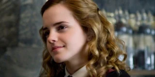 Hermione Granger in una scena di Harry Potter, in primo piano