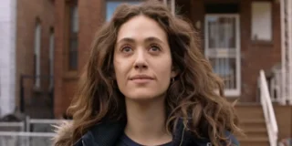 emmy rossum in una scena di Shameless, mentre fissa verso l'alto