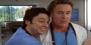 Il Dott. Cox e J.D in una scena di Scrubs, tra le migliori Serie Tv da vedere comedy